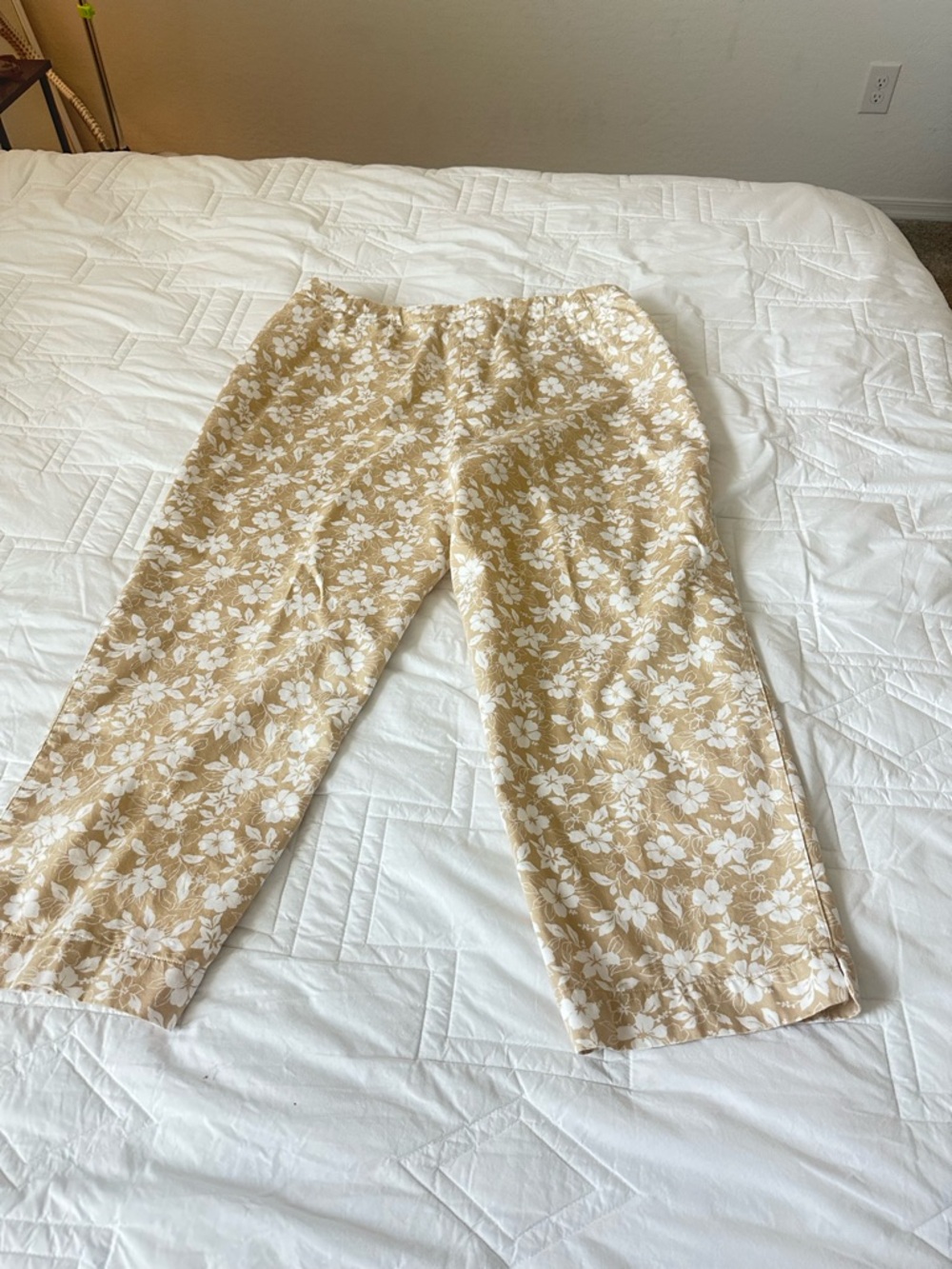 ŁIZ CLaiBRNE   Beige Floral Cropped Pants